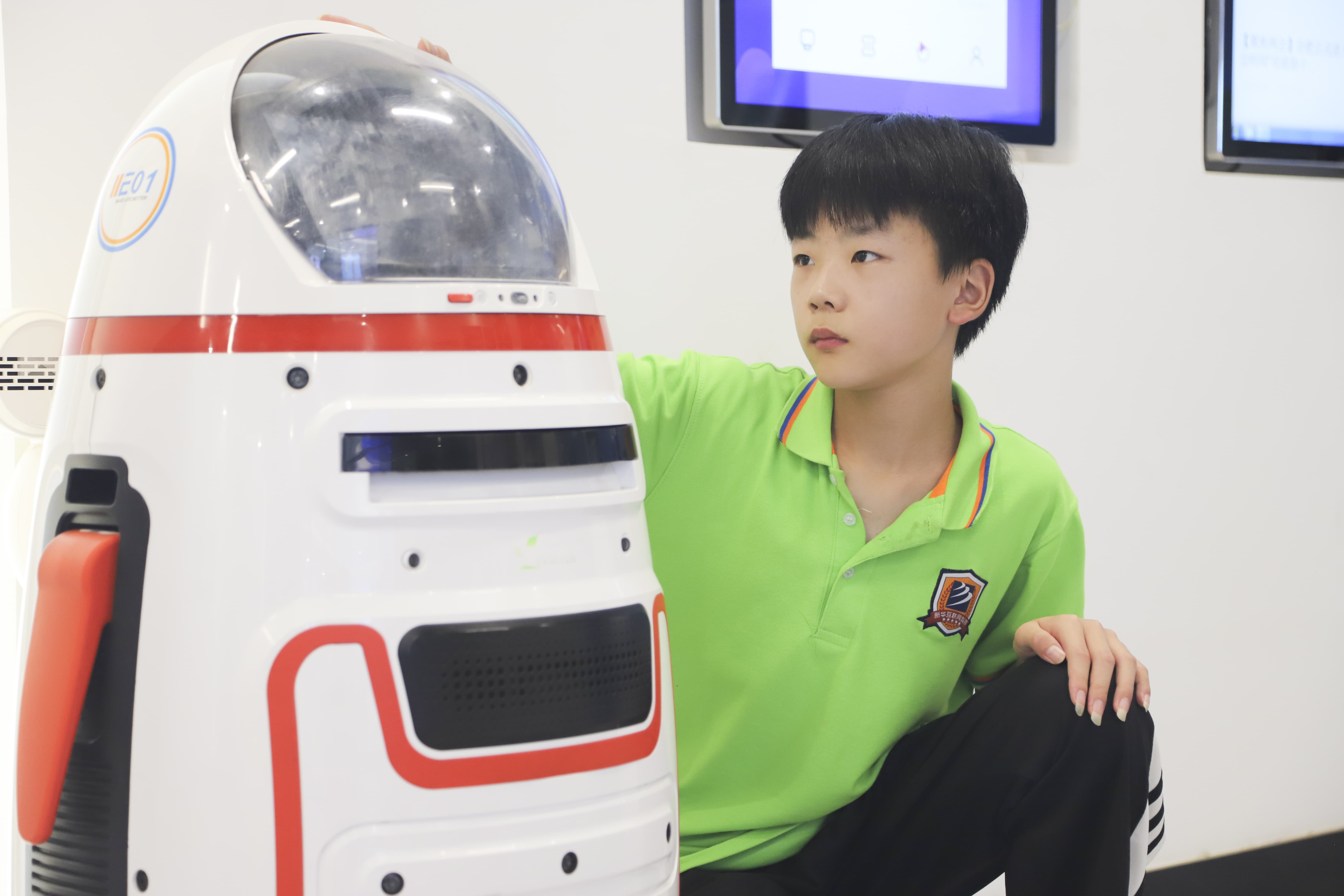 学生与智能机器人互动